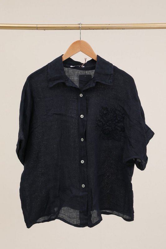 Camicia con un riferimento di fiori di lino. 20341