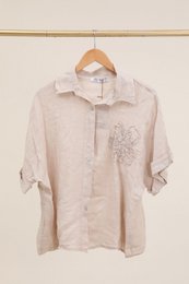 Camicia con un riferimento di fiori di lino. 20341