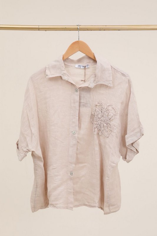 Camicia con un riferimento di fiori di lino. 20341