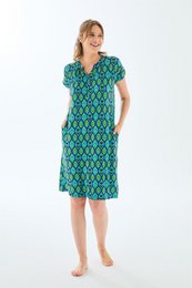  A green and blue patterned dress with a v-neck and short sleeves. The dress has a relaxed, casual style and appears to be made of a lightweight, breathable fabric.