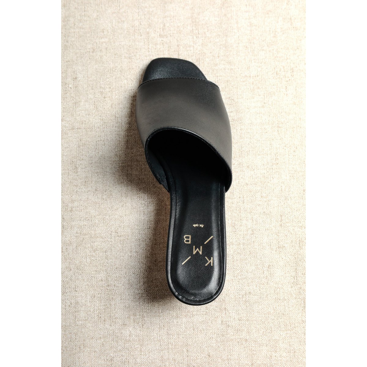 VIVIAN BLACK – Leder-Mules mit diagonalem Kitten-Heel