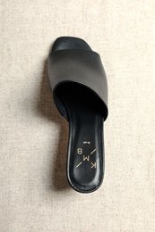 VIVIAN BLACK – Leder-Mules mit diagonalem Kitten-Heel