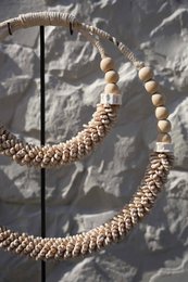 Die Doppelmuschel-Halskette auf Ständer – Natur
