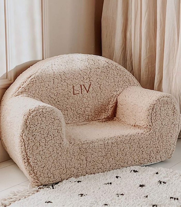 Bamsestolesæde med broderet navn i beige