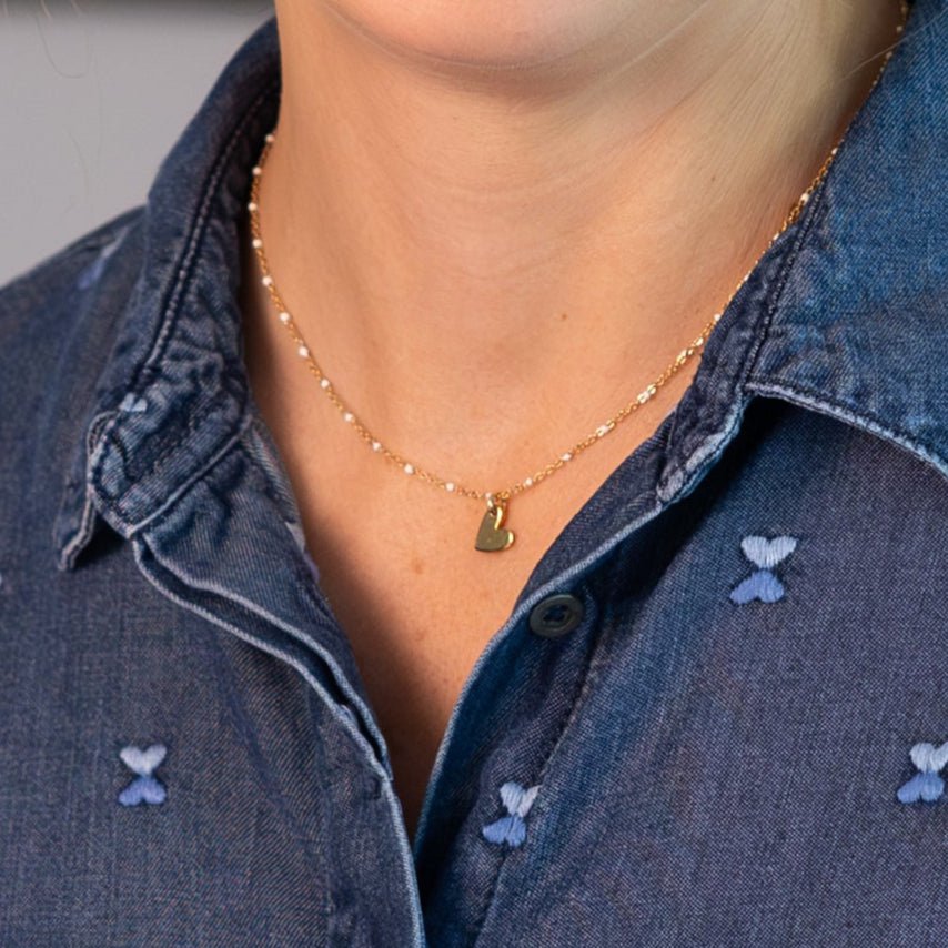 Collana in oro con perline smaltate bianche