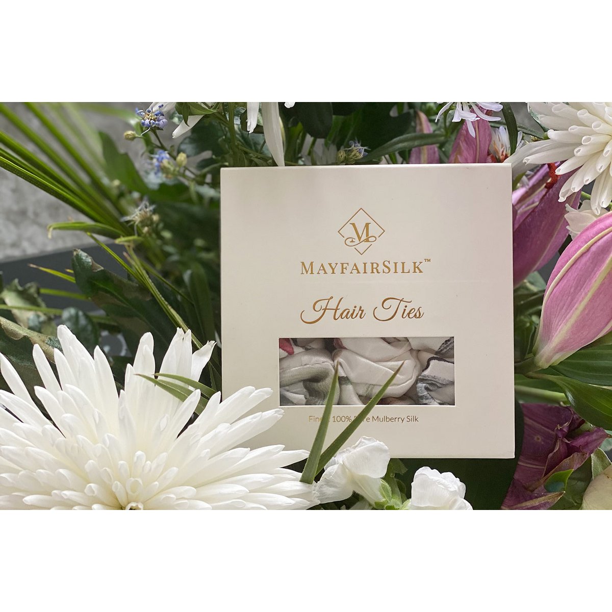 Conjunto de Coleteros de Seda Blanca con Estampado Botánico