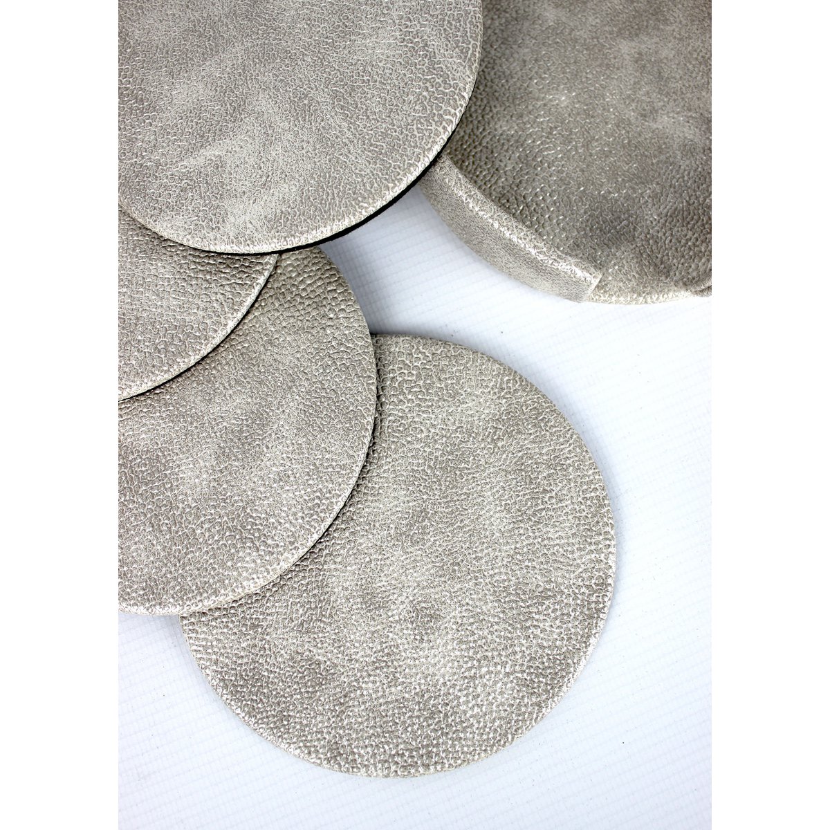 Cubiertas de vidrio alrededor de 4 colocados en caja de cuero sintético Beige
