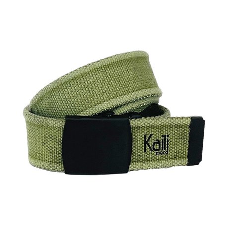 K4010EB | Stone Washed Canvas-Bandgürtel in Col. Green mit mattschwarzer Schnalle. Maße: 125 x 4 x 0,5 cm. Einheitsgröße – kürzbar. Verpackung: Geschenkbox mit festem Boden/Deckel