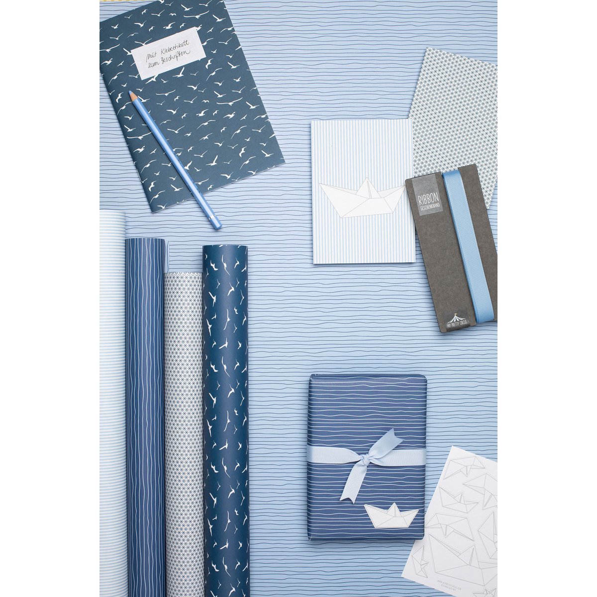 Blauw inpakpapier met golfpatroon - Maritiem inpakpapier voor doop, communie en bevestiging, inpakken van papierwater