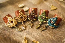 Dreadlock-Perle aus Leder und Makramee mit Messingdetails