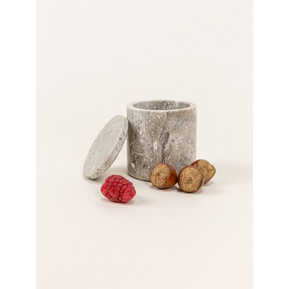 Kleine zylindrische Box aus Stein mit Natursteindeckel