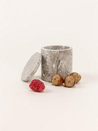 Kleine zylindrische Box aus Stein mit Natursteindeckel