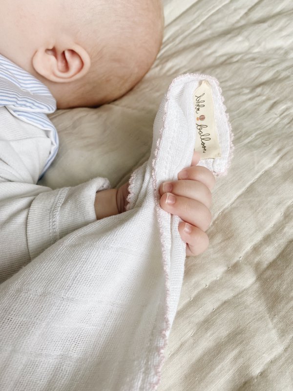 Muslin med hæklet piping - lys pink