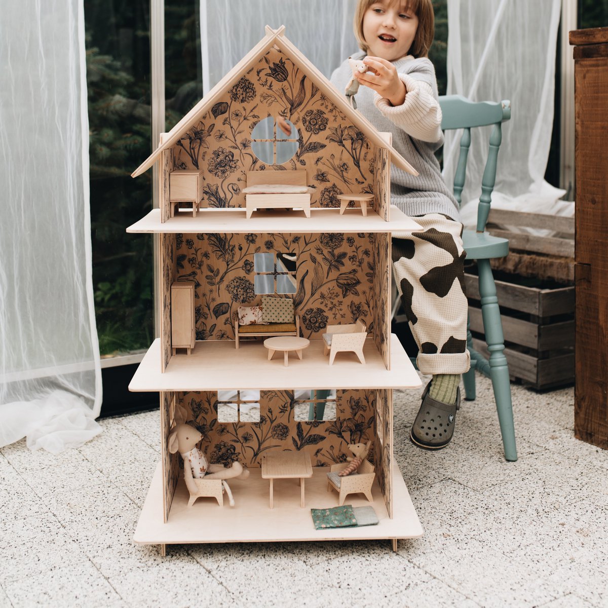 Dreistöckiges Puppenhaus aus Holz / Modernes Puppenhaus