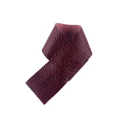 K0010XB | Drip Saver til flaske Lavet i Italien i ægte fuldnarvet læder, Dollar Grain - Bordeaux farve. Mål: 27 x 4 x 0,5 cm. Emballage: stiv bund/låg Gaveæske
