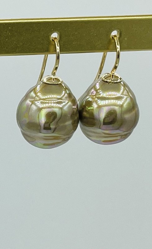 Pendientes de perlas barrocas en color oro sahara