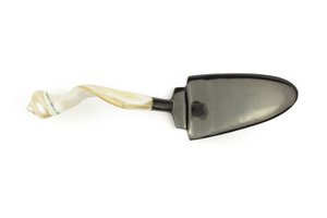 Blonde taartschep van hoorn met handvat van parelmoer