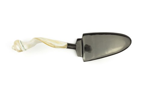 Blonde taartschep van hoorn met handvat van parelmoer
