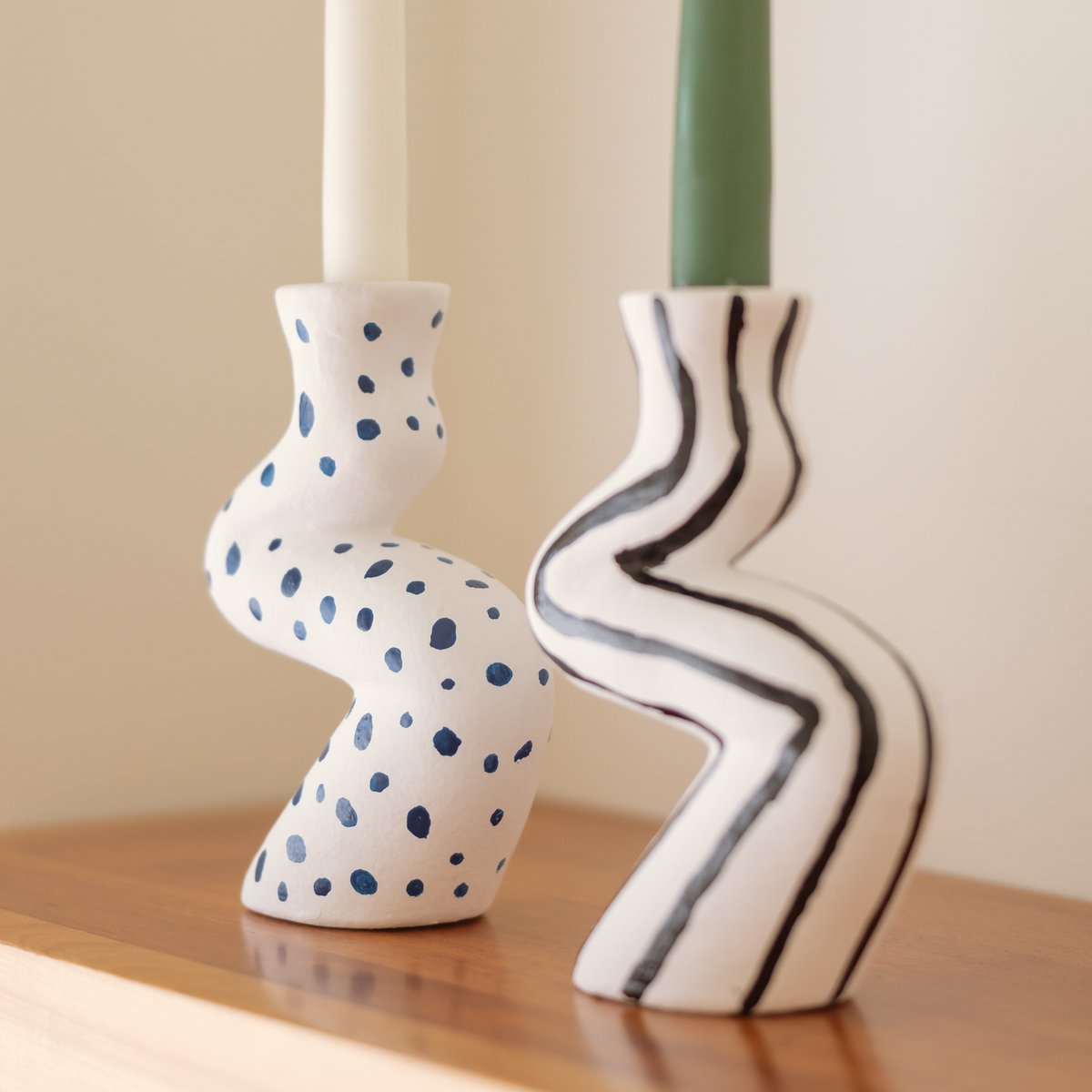 Candelabro de cerámica pintado a mano