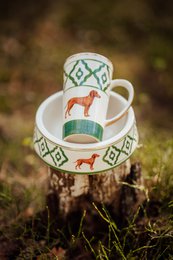 Taza de té modelo Vizsla de cerámica pintada a mano con motivo Vizsla, borde dorado y mango bañado en oro, 250 ml. Contenido de la taza disponible en rojo, verde y azul. Copiar
