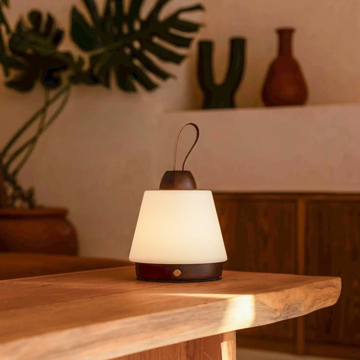 Liv Dunkelbraune wiederaufladbare Lampe