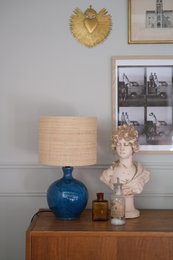 Deep Ocean Blue keramisk bordlampe med Raffia -rattan stofskærm, unikt farvedesign, statement lampe. Meget elegant.
