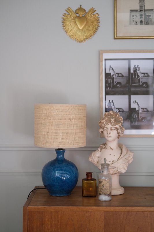 Deep Ocean Blue keramisk bordlampe med Raffia -rattan stofskærm, unikt farvedesign, statement lampe. Meget elegant.