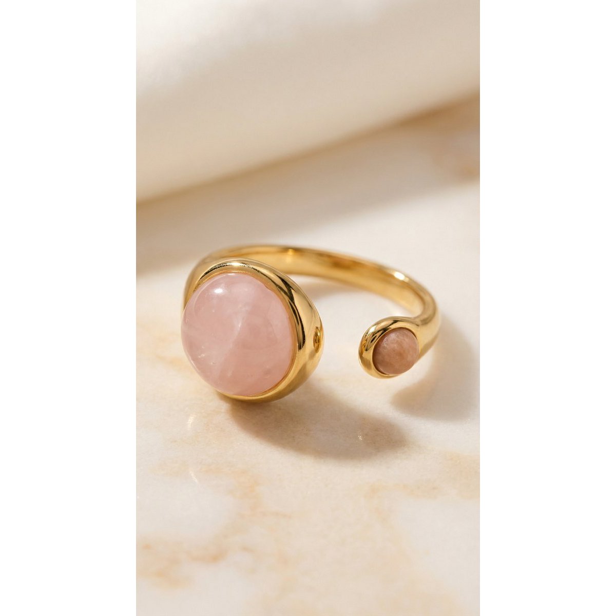 Sophia – Bague Ajustable avec Quartz Rose – Doré