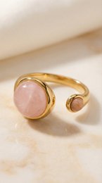 Sophia – Justerbar Ring med Rose Quartz – Guldfarvet
