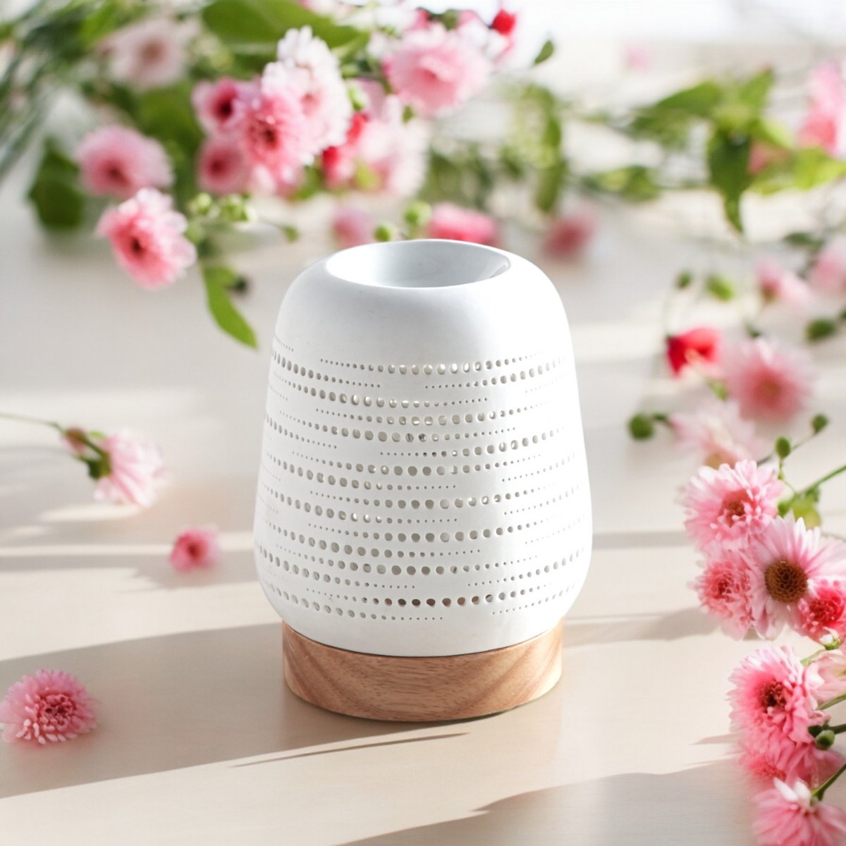 Calorya Quemador de Cera Perfumada n°16 - Quemador de Perfume Eléctrico para Fondant Perfumado - Elegante Lámpara de Perfume - Cerámica con Decoración Calada e Iluminación Ambiental