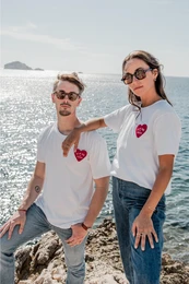 T-shirt patch coeur brodé