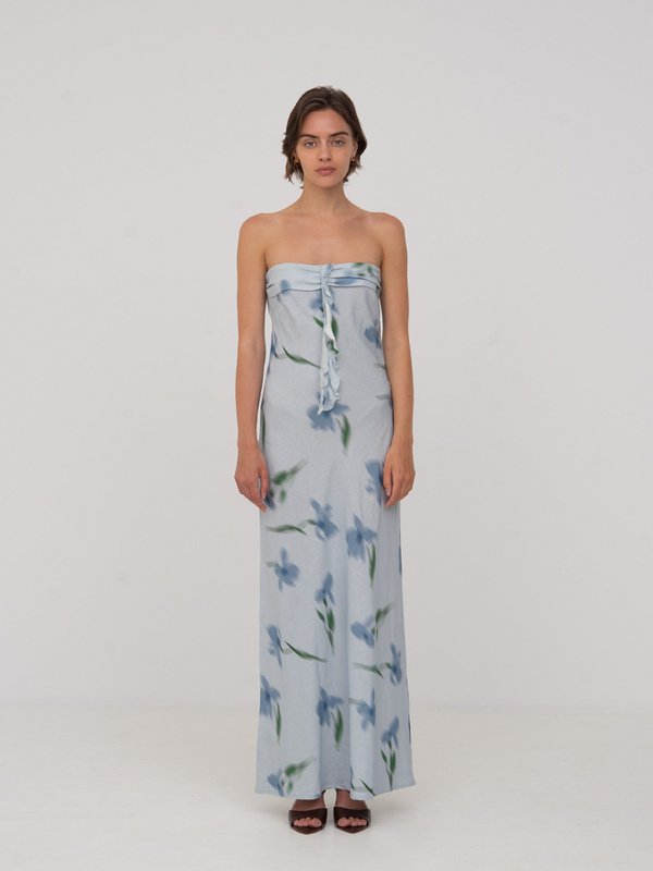 Blaues Traumkleid mit Blumenmuster