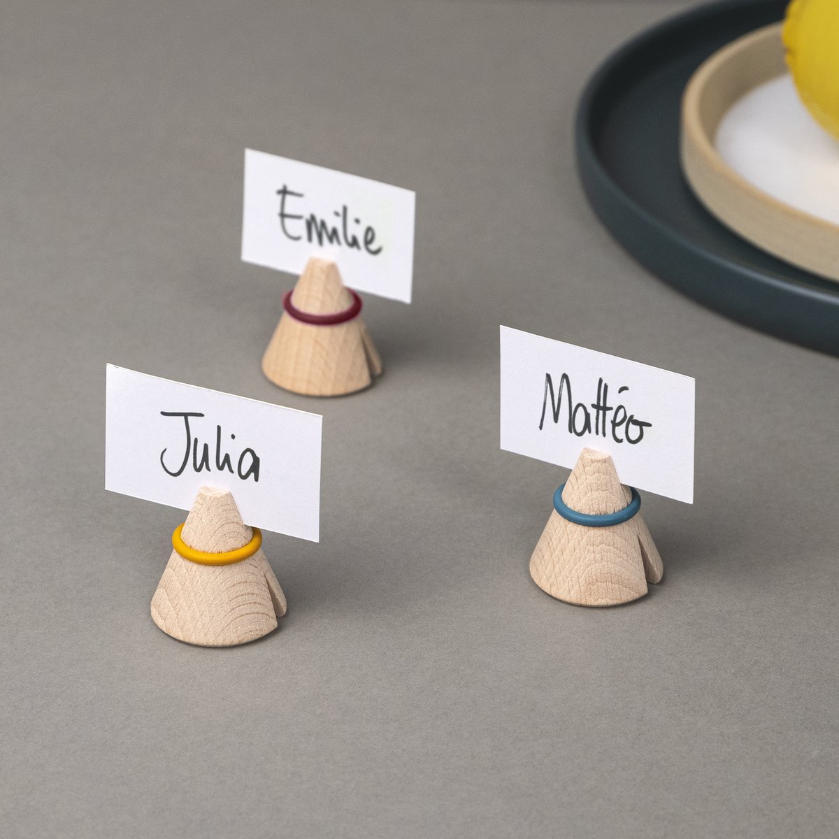 Présentoir plein de 120 pinces photos & mémo en bois "i-cone" couleur + présentoir offert