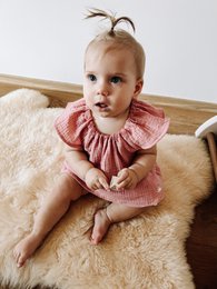 Top de verano de muselina con mangas de ángel rosa para bebés y niños pequeños