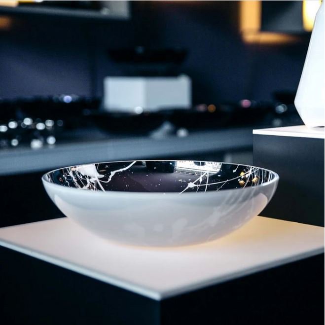 IB-Between bowl white exterior / splashed interior