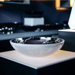 IB-Between bowl white exterior / splashed interior