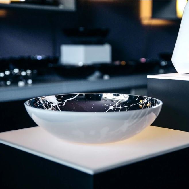 IB-Between bowl white exterior / splashed interior