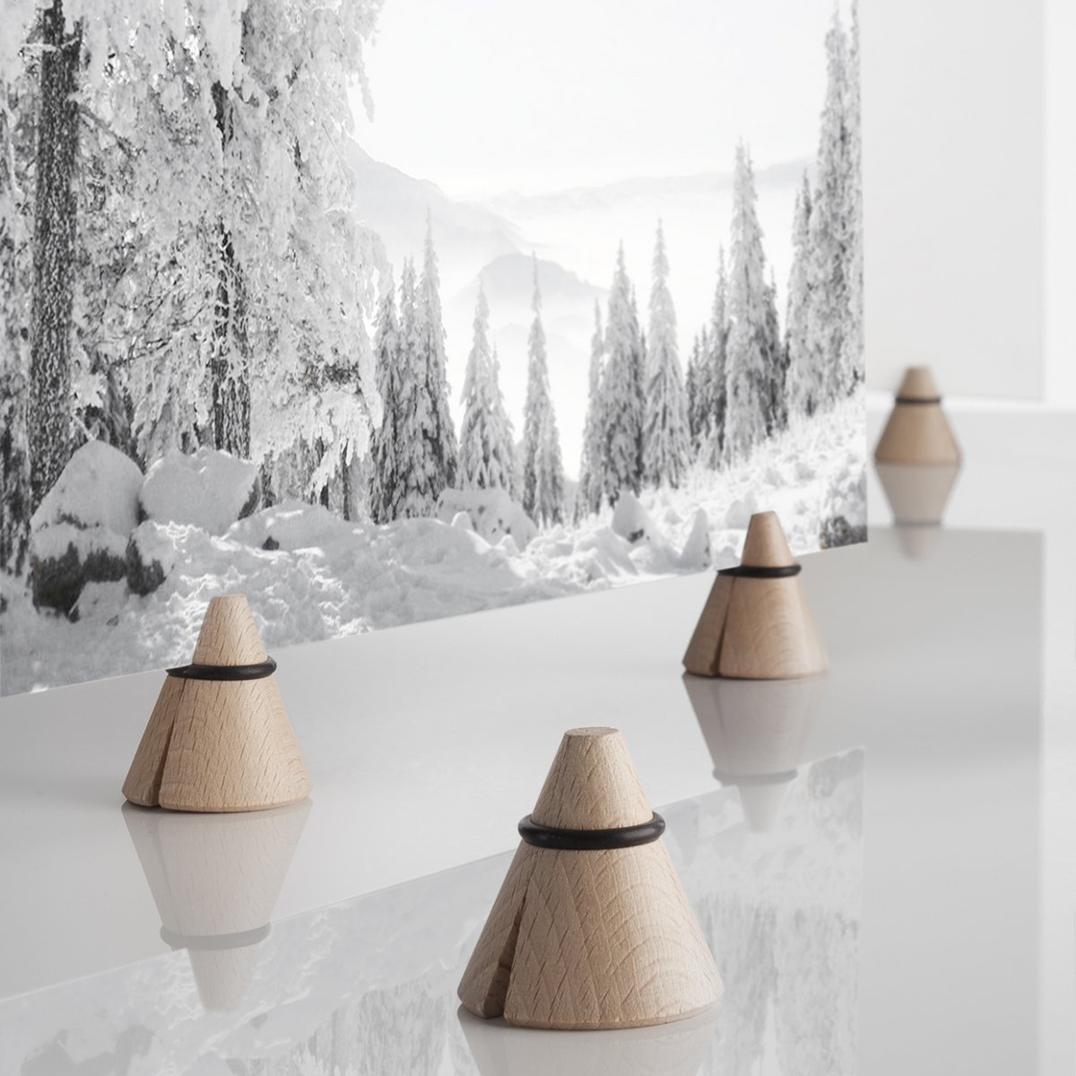 Expositor completo de 120 clips de madera para fotos y notas "i-cone" negros + expositor gratuito