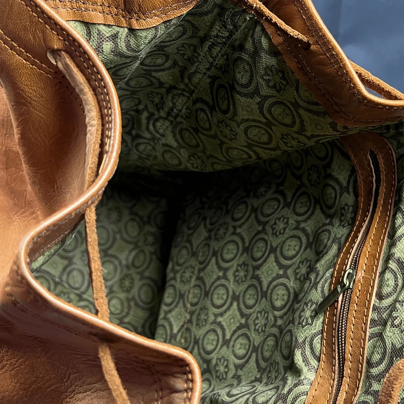 Handgefertigte zylindrische Reisetasche aus Leder – Die Athlete & Voyager-Serie