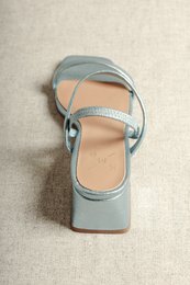 POPPY METAL BLUE – Riemchensandale mit Absatz