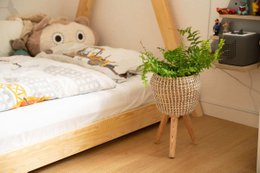 Blumentopf aus Seegras geflochten, mit integriertem Ständer