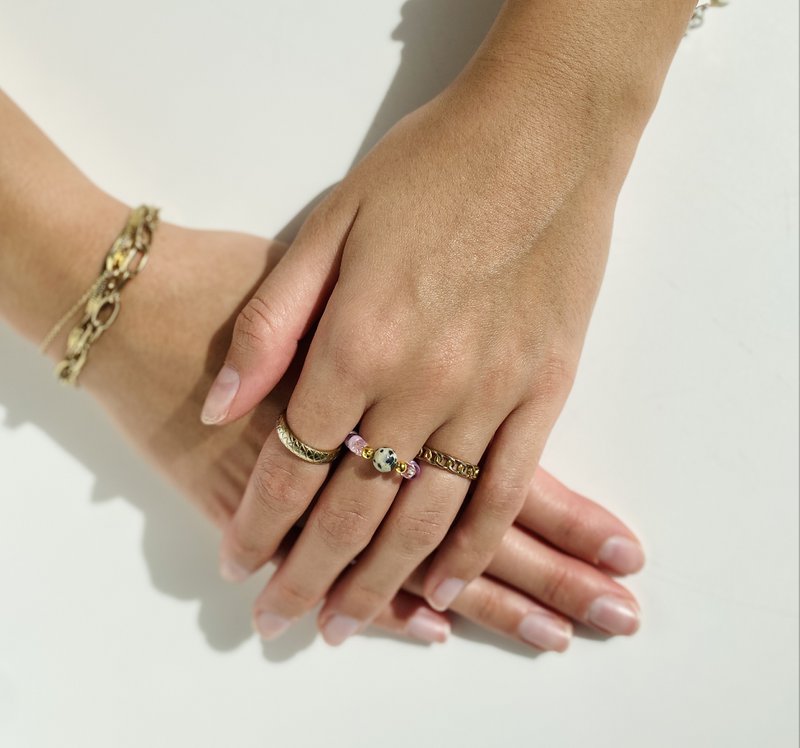 Ring med sten og glasperler