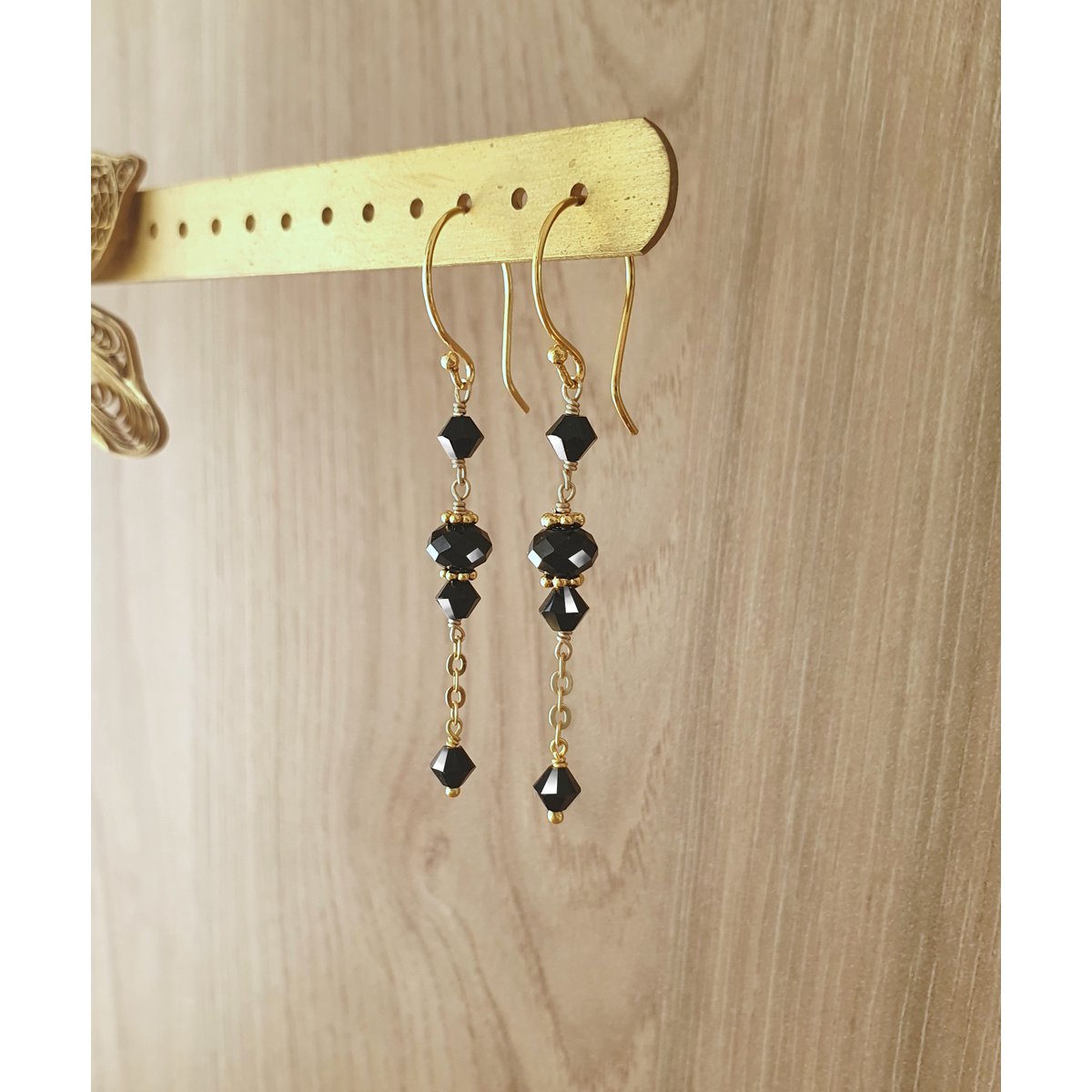 Boucles d'oreilles pendantes plaquées or 18 carats avec cristaux autrichiens noirs