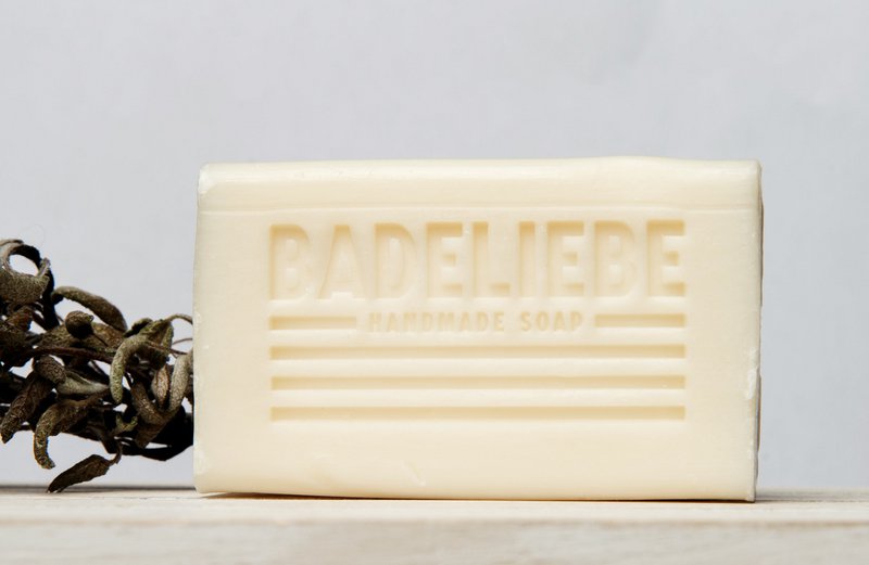 BADELIEBE - Hartseife Zunderschwamm mit Kamille und Salbei