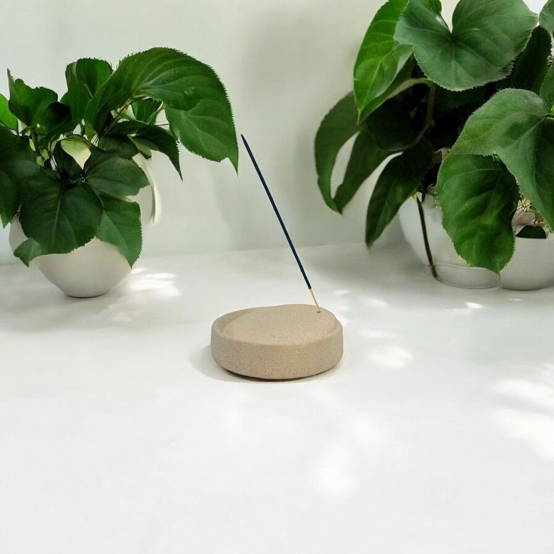 røgelsesholder - røgelsesholder - keramik - rund - skrå - beige - diameter 14,5 cm - røgelsebrænder