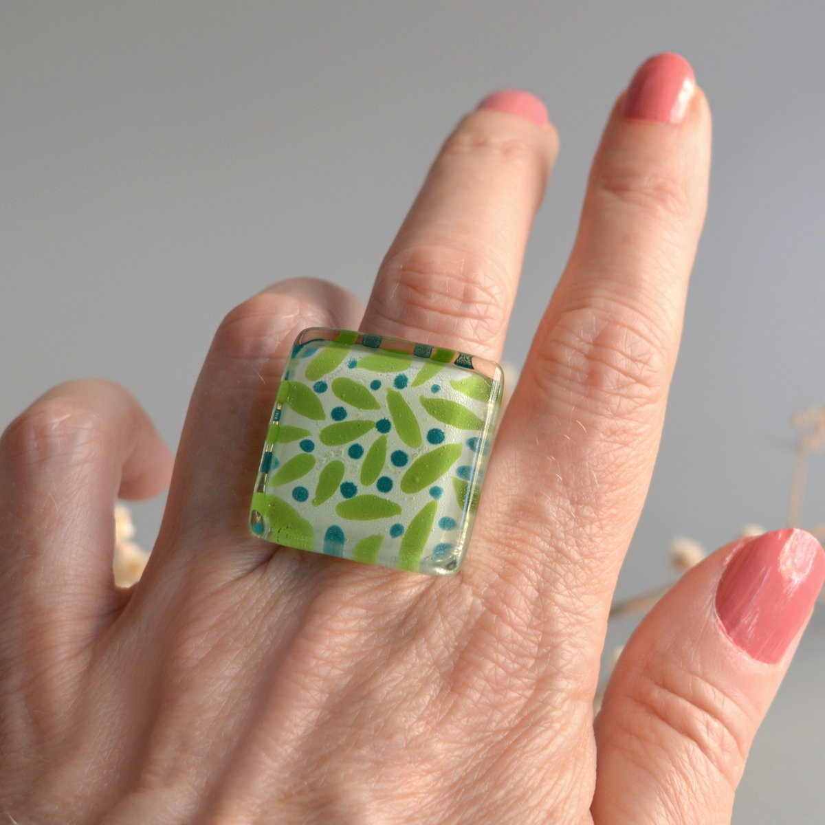 Übergroßer Ring mit lindgrünen Blättern und dunkelgrünen Beeren, verstellbare Größe