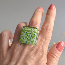 Übergroßer Ring mit lindgrünen Blättern und dunkelgrünen Beeren, verstellbare Größe