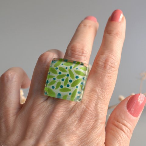 Übergroßer Ring mit lindgrünen Blättern und dunkelgrünen Beeren, verstellbare Größe