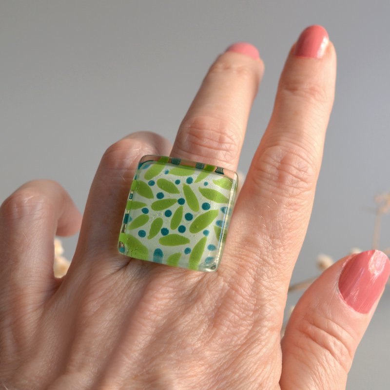 Übergroßer Ring mit lindgrünen Blättern und dunkelgrünen Beeren, verstellbare Größe
