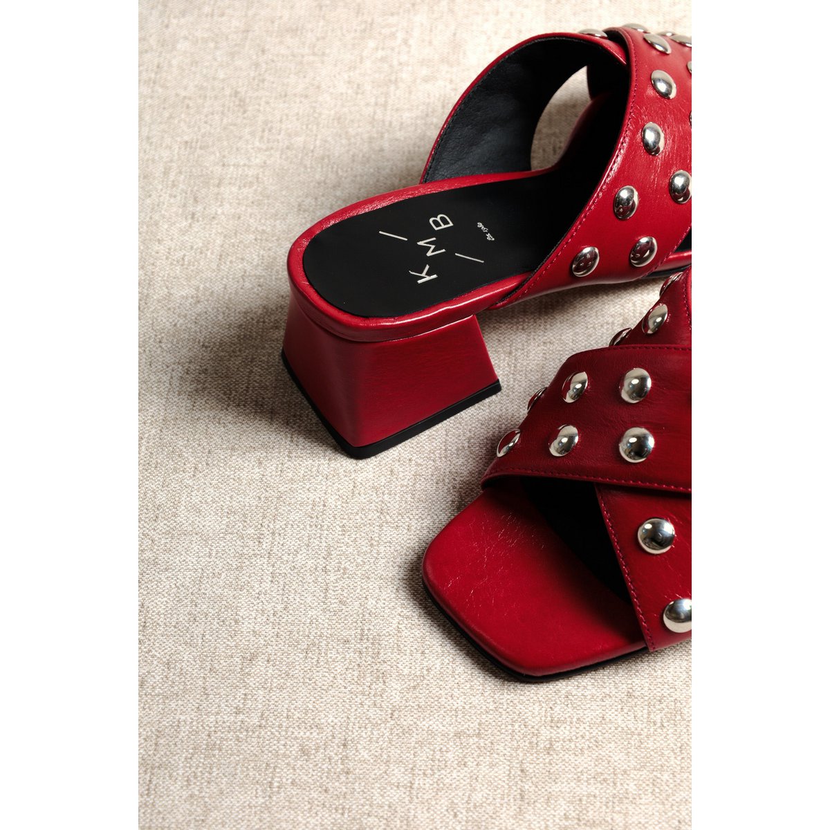 MOMMY STUDS RED – Mule nabijane ćwiekami na obcasie